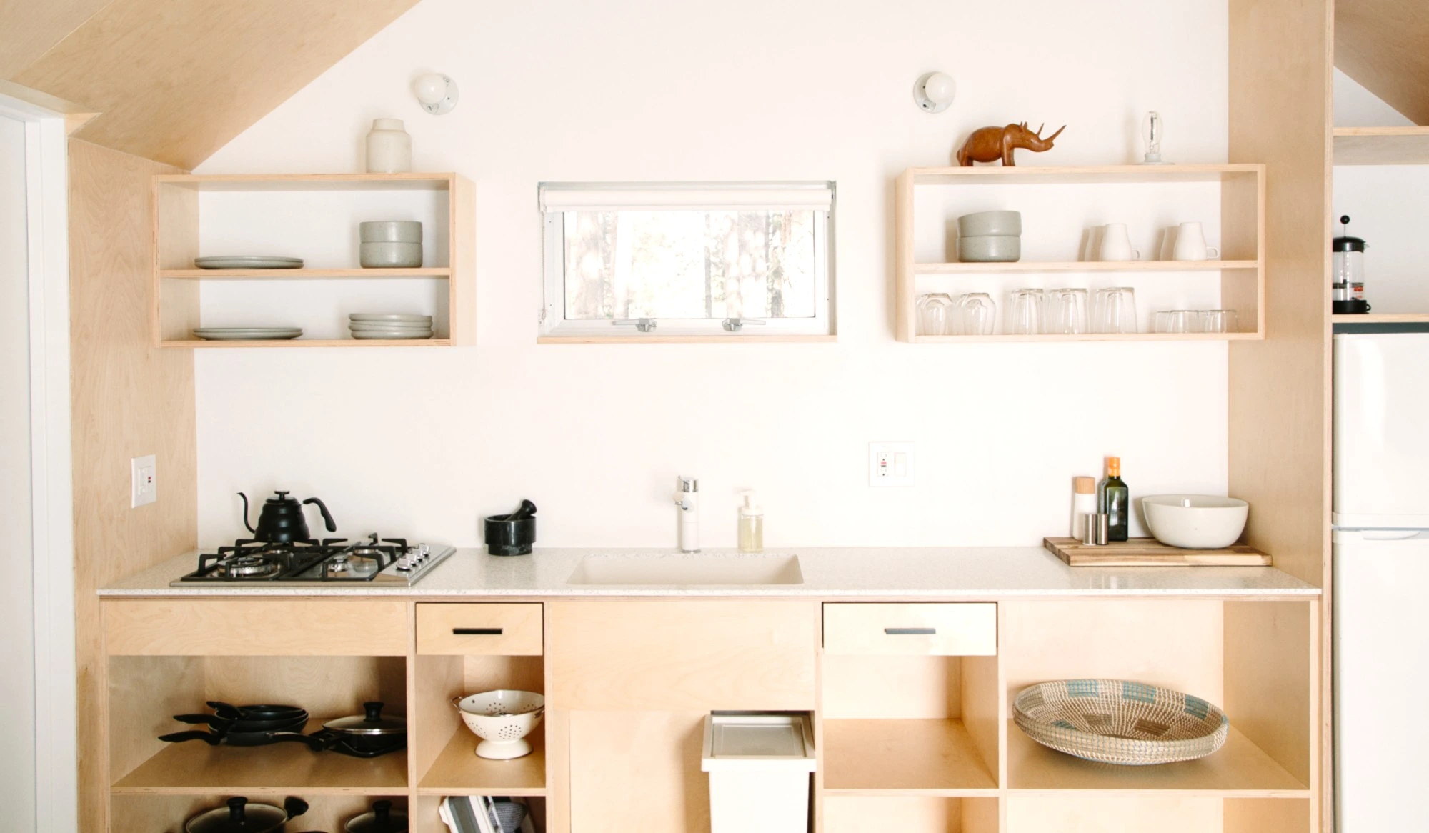 Nocturnal Beauty / C7 modern kitchenette with 4-burner gas cooktop at Colorado Lodge boutique lodge Big Bear Lake
