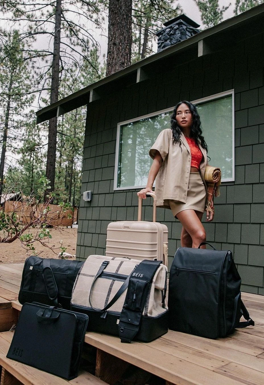 Cabaña moderna en Colorado Lodge, hotel boutique en Big Bear Lake, California, rodeada de pinos
